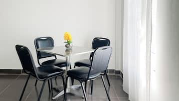 Classic Studio, Patio, Garden View | Private kitchen | Mini-fridge, cookware/dishes/utensils
