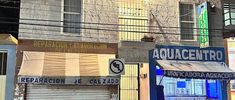 Vista frontal de la propiedad