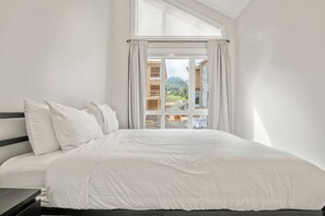 4 bedrooms, desk, free WiFi, bed sheets