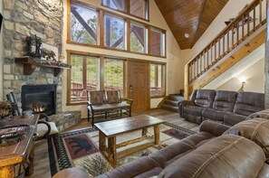 Televisie, een open haard, videospelletjes en tafelvoetbal