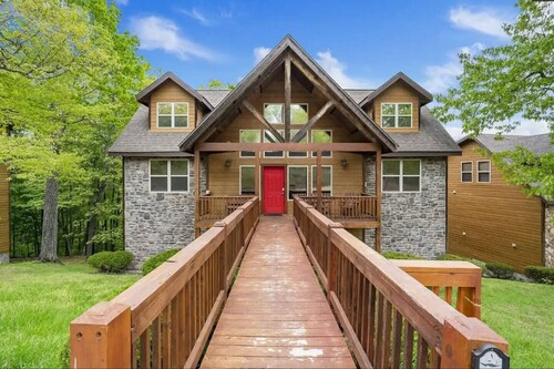 3 min to SDC! * 8 Beds/6 Bath * Game Room* NO STEPS*