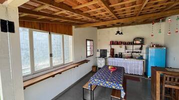 Quarto quádruplo básico, banheiro privativo, vista para o pátio | Cozinha compartilhada | Geladeira, micro-ondas, fogão, cooktop