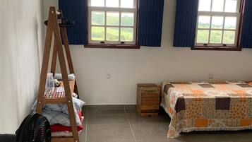 Quarto quádruplo básico, banheiro privativo, vista para o pátio | Comodidades do quarto