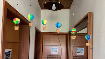 Habitación cuádruple básica, baño privado, vistas al patio | Zona de estar