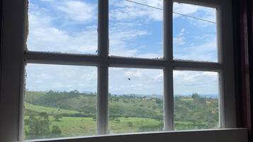 Quarto quádruplo básico, banheiro privativo, vista para o pátio | Comodidades do quarto