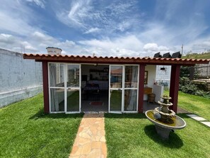 Basic fyrbäddsrum - privat badrum - utsikt mot innergården | Terrass/Patio