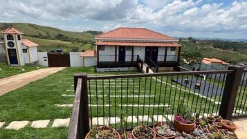 Quarto quádruplo básico, banheiro privativo, vista para o pátio | Terraço/pátio