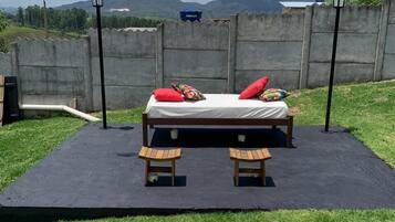 Quarto quádruplo básico, banheiro privativo, vista para o pátio | Terraço/pátio