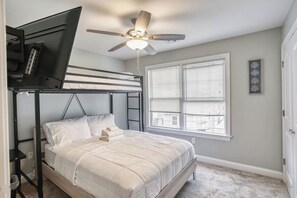 3 bedrooms, desk, iron/ironing board, WiFi - Waterfront Escape! NYC Ferry, Beach, Modern New Construction 3 bedroom 3 bath (Highlands)