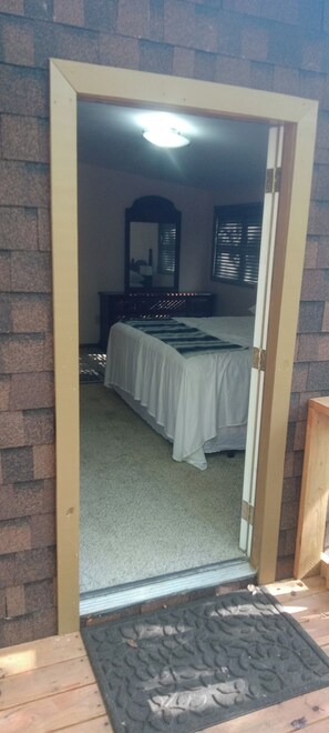 1 bedroom, free WiFi, bed sheets - HICKORY HIDEOUT
The cabin is surrounded by a large area of trees for privacy (Mena)