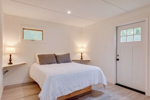 2 bedrooms, Internet, bed sheets - Community Perks: Elk Creek Escape - Deluxe Cabin C (Hillsgrove)