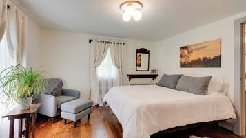 4 bedrooms, desk, WiFi, bed sheets