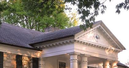 Memphis Retreat w/ Sunroom, Pool Table, Retro Gaming, Gym & Relaxing Vibe