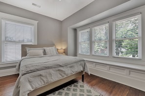 5 bedrooms, iron/ironing board, WiFi, bed sheets - Home by the river, 5 Bedrooms, 5-minute walk to Children Museum, POOL TABLE! (Wichita)