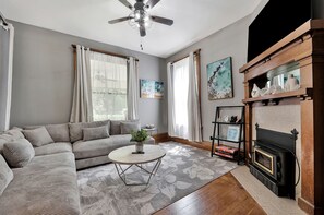 Televisio, takka, pöytäjalkapallopöytä