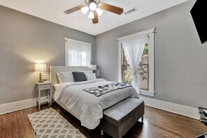 5 bedrooms, iron/ironing board, WiFi, bed sheets - Home by the river, 5 Bedrooms, 5-minute walk to Children Museum, POOL TABLE! (Wichita)