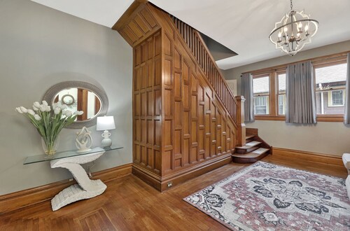 Home by the river, 5 Bedrooms, 5-minute walk to Children Museum, POOL TABLE!