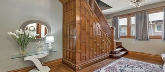 Home by the river, 5 Bedrooms, 5-minute walk to Children Museum, POOL TABLE!