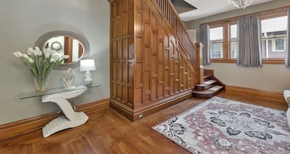 Home by the river, 5 Bedrooms, 5-minute walk to Children Museum, POOL TABLE!