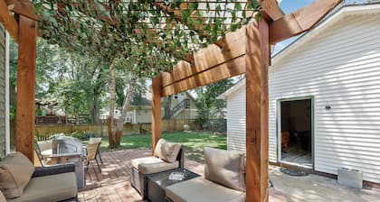 Home by the river, 5 Bedrooms, 5-minute walk to Children Museum, POOL TABLE!