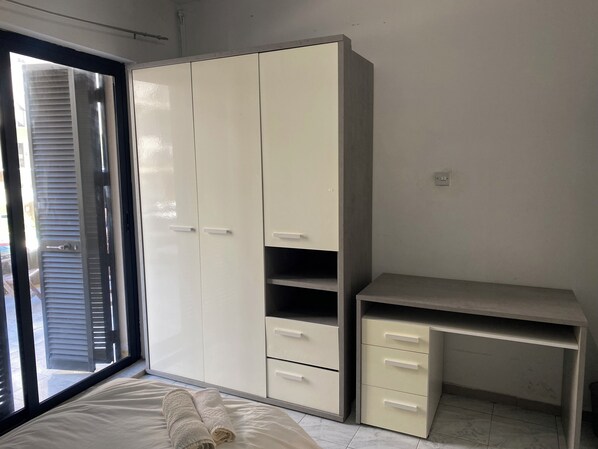 4 bedrooms, iron/ironing board, WiFi, bed sheets - Enchanting 4-bedroom apartment with WiFi in Swieqi (Swieqi)