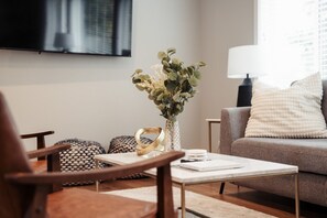 Smart-tv, böcker och en stereo