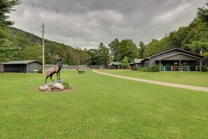 Property grounds - Shared Perks: Deluxe Cabin B at Elk Creek Escape! (Hillsgrove)