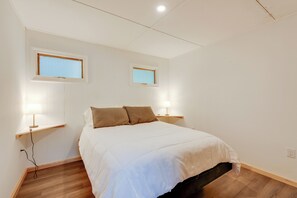 2 bedrooms, desk, Internet, bed sheets - Shared Perks: Deluxe Cabin B at Elk Creek Escape! (Hillsgrove)