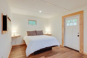 2 bedrooms, desk, Internet, bed sheets