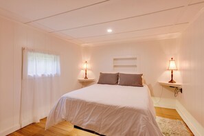 2 bedrooms, WiFi, bed sheets - Private Hot Tub: Main Cabin at Elk Creek Escape! (Hillsgrove)