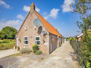 Exterior - 5 bedroom accommodation in Sloothby. near Skegness (Sloothby. near Skegness)