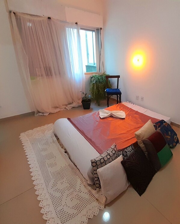 2 bedrooms, iron/ironing board, bed sheets