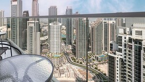 Un edificio alto con vistas a la ciudad, incluyendo el Burj Khalifa.