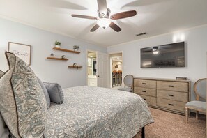 4 bedrooms, iron/ironing board, free WiFi, bed sheets - Right At Home- Midland Santiago Dreams w/ man cave, two large yards xtra parking (Midland)