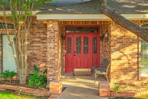 Exterior detail - Right At Home- Midland Santiago Dreams w/ man cave, two large yards xtra parking (Midland)