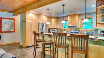 Fridge, microwave, stovetop, dishwasher
