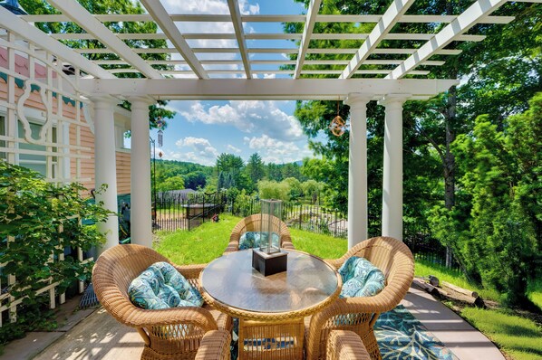 Outdoor dining - Mountain Views: Beautiful Nestlenook Farm Home! (Jackson)