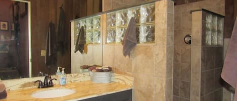 Een douche, handdoeken, zeep, shampoo