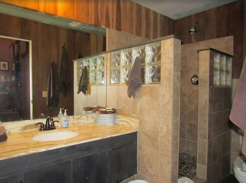 Cozy 2-bedroom cabin in front of the lake!!!