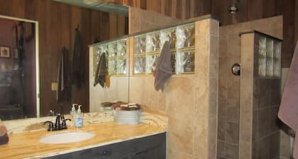 Cozy 2-bedroom cabin in front of the lake!!!