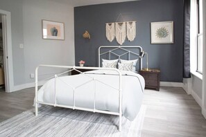 1 bedroom, desk, iron/ironing board, WiFi