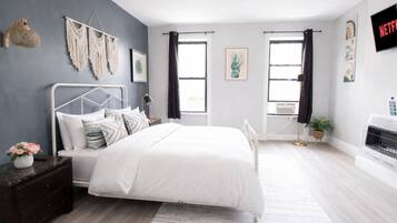 1 slaapkamer, een bureau, een strijkplank/strijkijzer, wifi