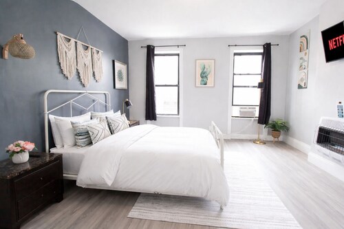 Hoboken "Boho" - 1 BR, 15 Min to NYC, Full Kitchen