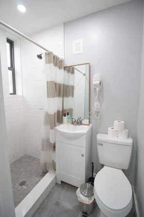 Asciugacapelli, asciugamani, sapone, carta igienica