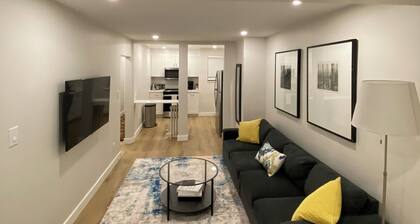 2 Bedroom Beauty! Located on the Lakeshore in Port Credit, Mississauga.