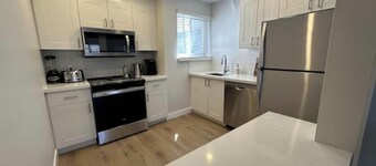 2 Bedroom Beauty! Located on the Lakeshore in Port Credit, Mississauga.