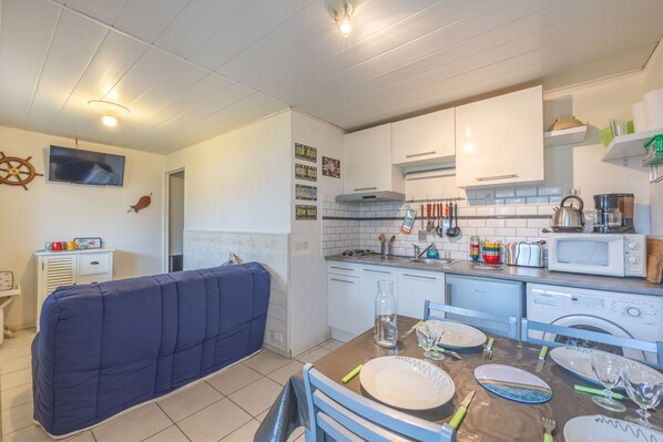 Kühlschrank, Mikrowelle, Wasserkocher mit Kaffee-/Teezubehör, Toaster