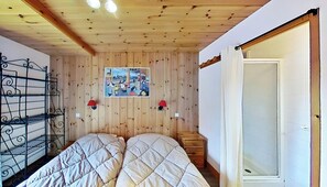 7 Schlafzimmer, Bügeleisen/Bügelbrett, WLAN