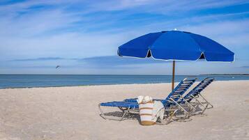 Plage, chaises longues, serviettes de plage