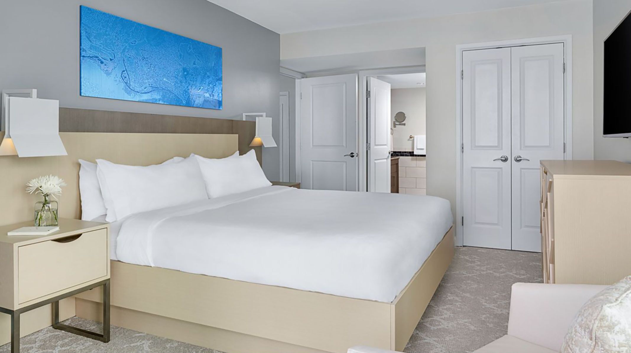 2 bedrooms, in-room safe, desk, iron/ironing board